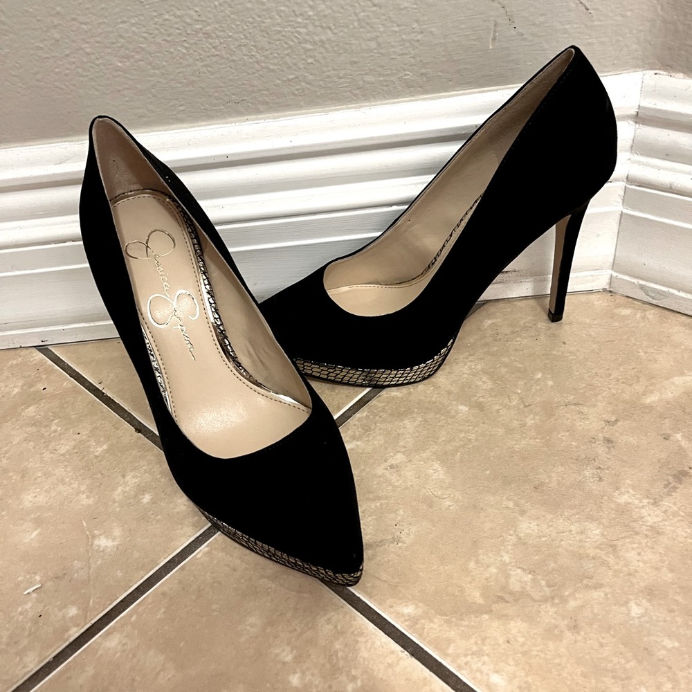Jessica Simpson faux suede back heels with gold scales details Sz 7 👠